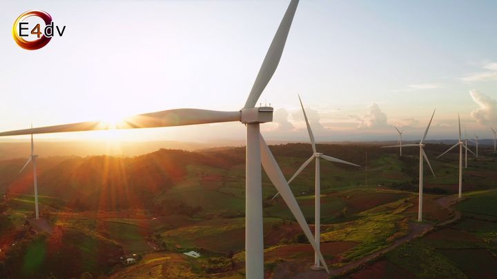 La natura ci offre diverse forme di energia rinnovabile, quelle prodotte da fonti naturali non soggette a esaurimento come il sole, il vento, il moto ondoso e le maree, la forza dell’acqua e il calore della terra.